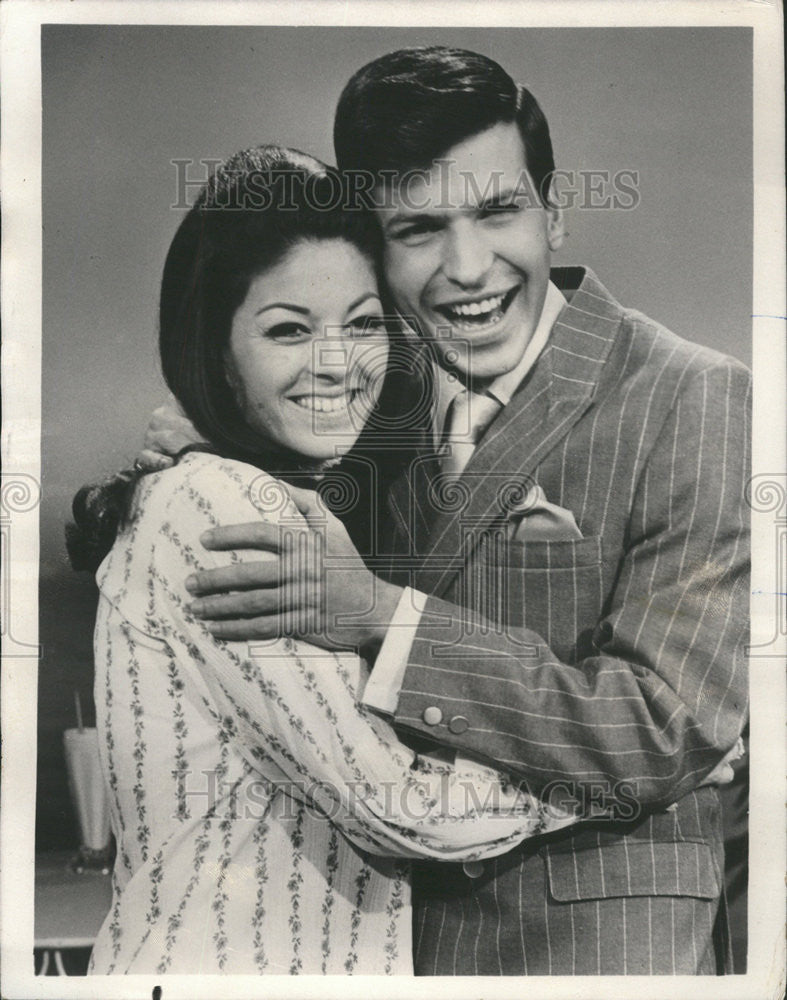 1968 Press Photo Gail Martin Frank Sinatra Jr Dean Martin Presents Golddiggers - Historic Images