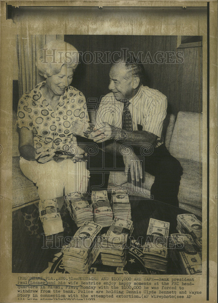 1971 Press Photo Bank President Paul Losner wife Beatrice FBI headquarters Miami - Historic Images