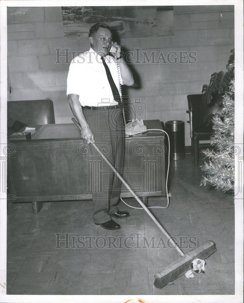 1960 Press Photo Edward Loubsky Chicago Bank Executive - Historic Images