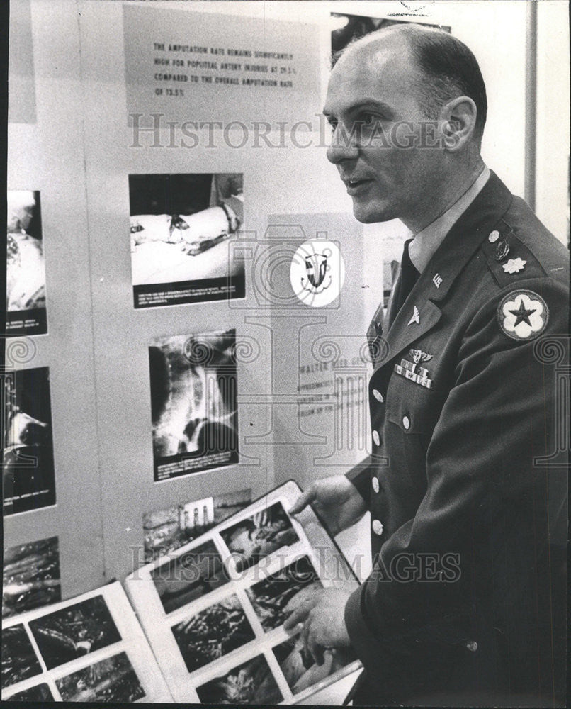 1970 Press Photo Major John Hutton display Picture Work Vietnam Joel Haverman - Historic Images