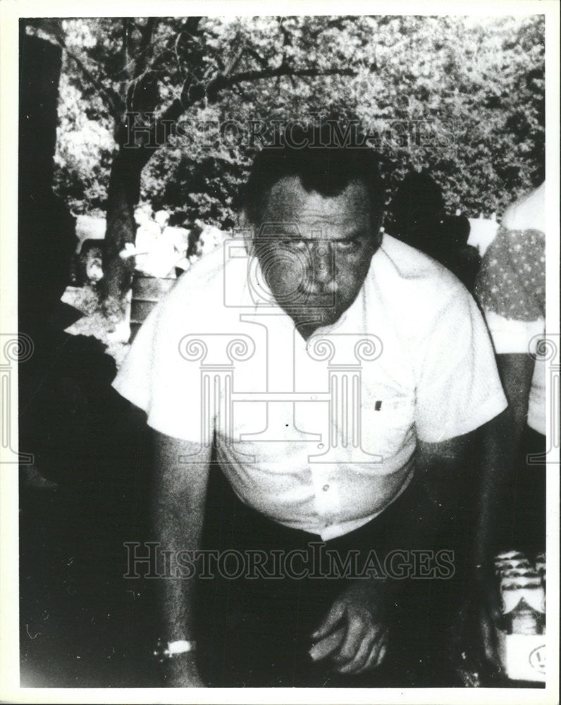 1987 Press Photo Sign Gurney Tavern Elston Notice Robert Northwest side Avondale - Historic Images