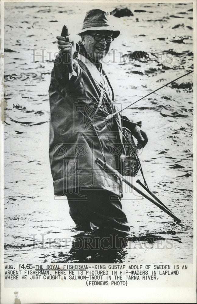 1955 Press Photo King Gustaf Adolf Sweden Lapland Tarna River Fishermen - Historic Images