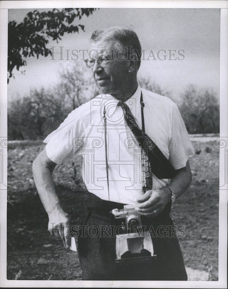 1952 Press Photo King Gustav Sweden Around Suitable Subject Pursues Favorite - Historic Images