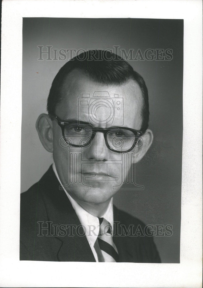 1966 Press Photo Clifford Irwin vice President Leo Burnett financial department - Historic Images