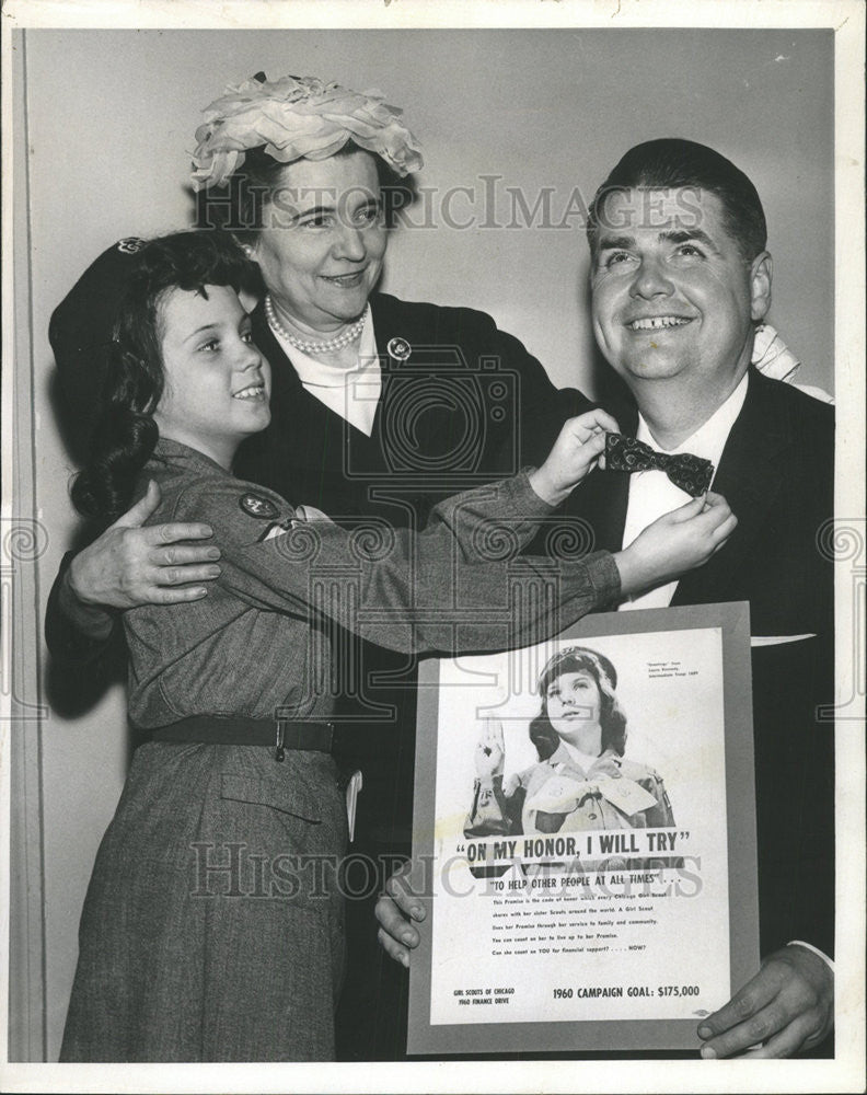 1960 Press Photo Robert Jones chairman Bow tie Laura Kennedy Girl scout finance - Historic Images