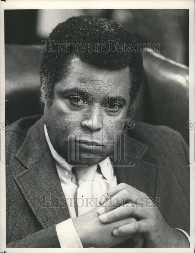 1991 Press Photo James Earl Jones Guyana Tragedy Jim Jones Program - Historic Images