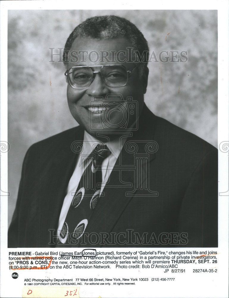 1991 Press Photo James Earl Jones Gabriel Bird Gabriell Richard Crenna police - Historic Images