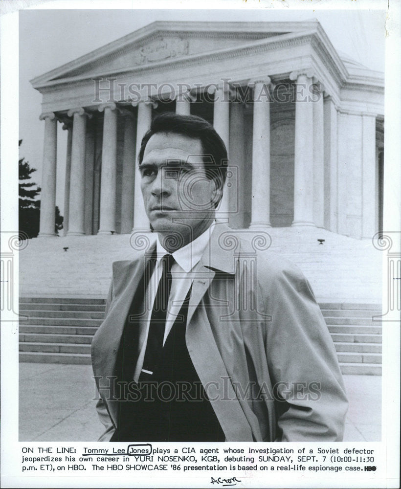 1986 Press Photo Tommy Lee Jones Play CIA agent Soviet Defector Jeopardizes - Historic Images