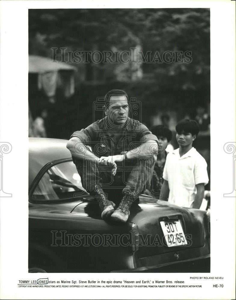 1993 Press Photo Tommy Lee Jones eaven And Earth Actor - Historic Images