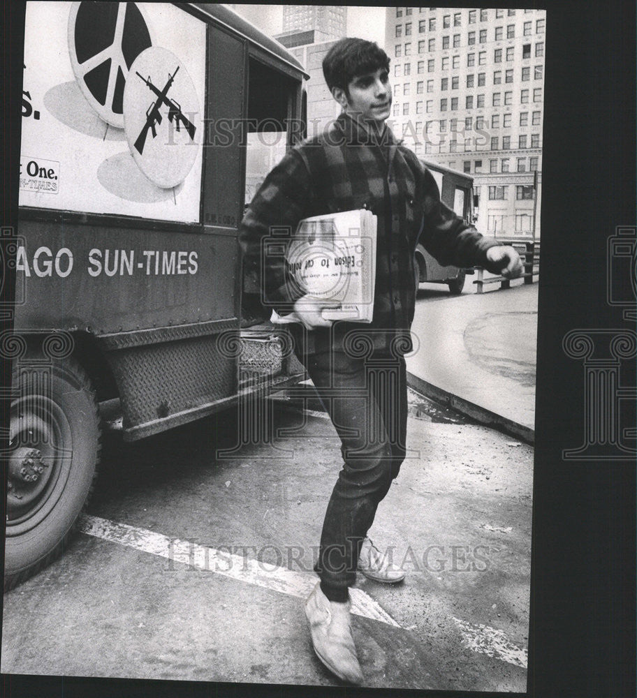 1970 Press Photo Tom Isaacs Sterile Glenwood Driver Daily News Circulation Truck - Historic Images