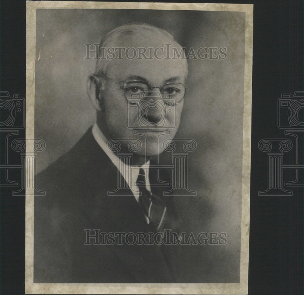 1951 Press Photo Dr Lawrence Iseman Chicago Physician Wesley Memorial hospital - Historic Images