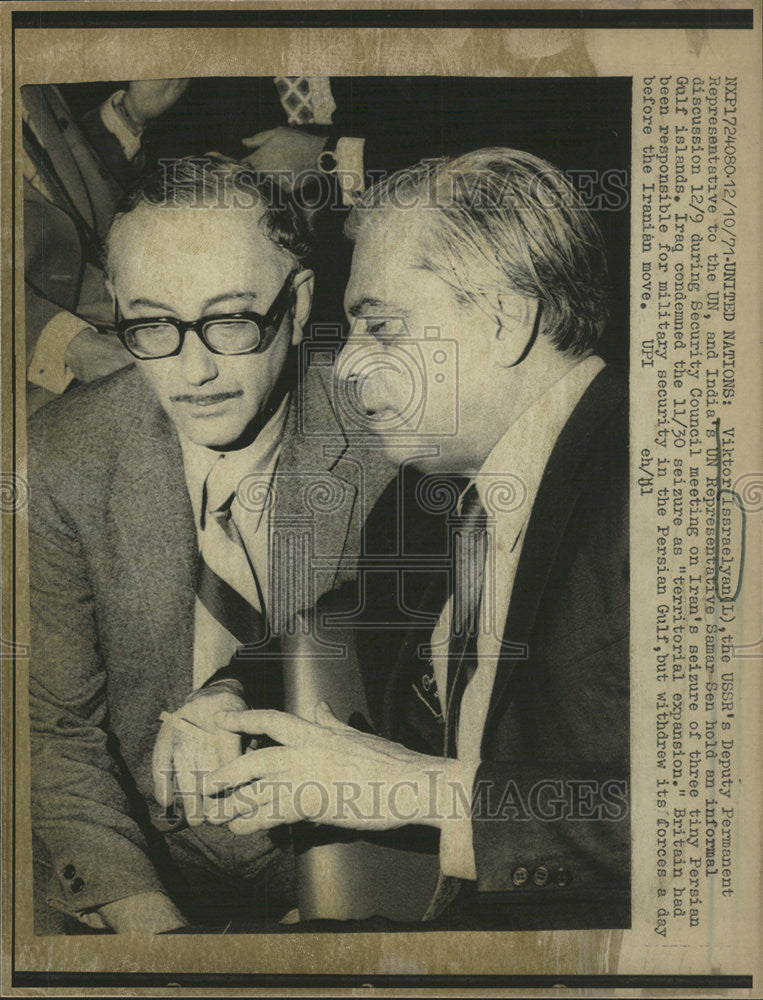 1971 Press Photo Viktor Issraelyan USSR representative Samar Sen hold security - Historic Images