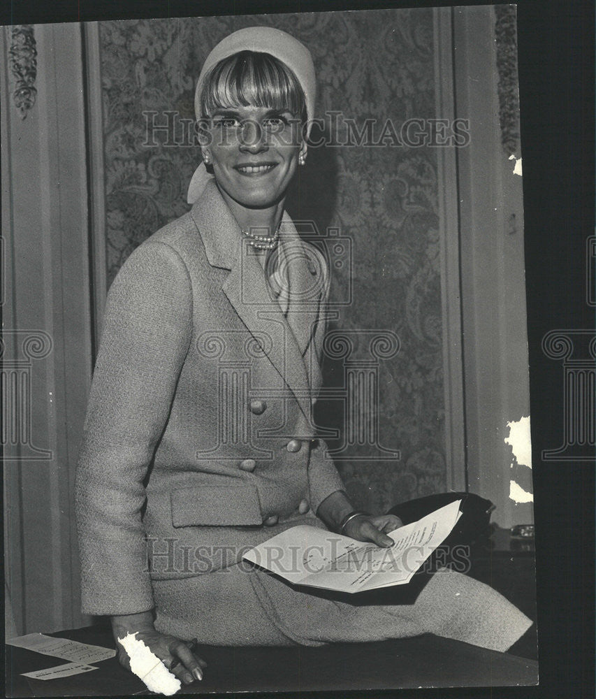 1966 Press Photo Neva Ivon Fasliton director Chicago Saks Avenue store Flair - Historic Images