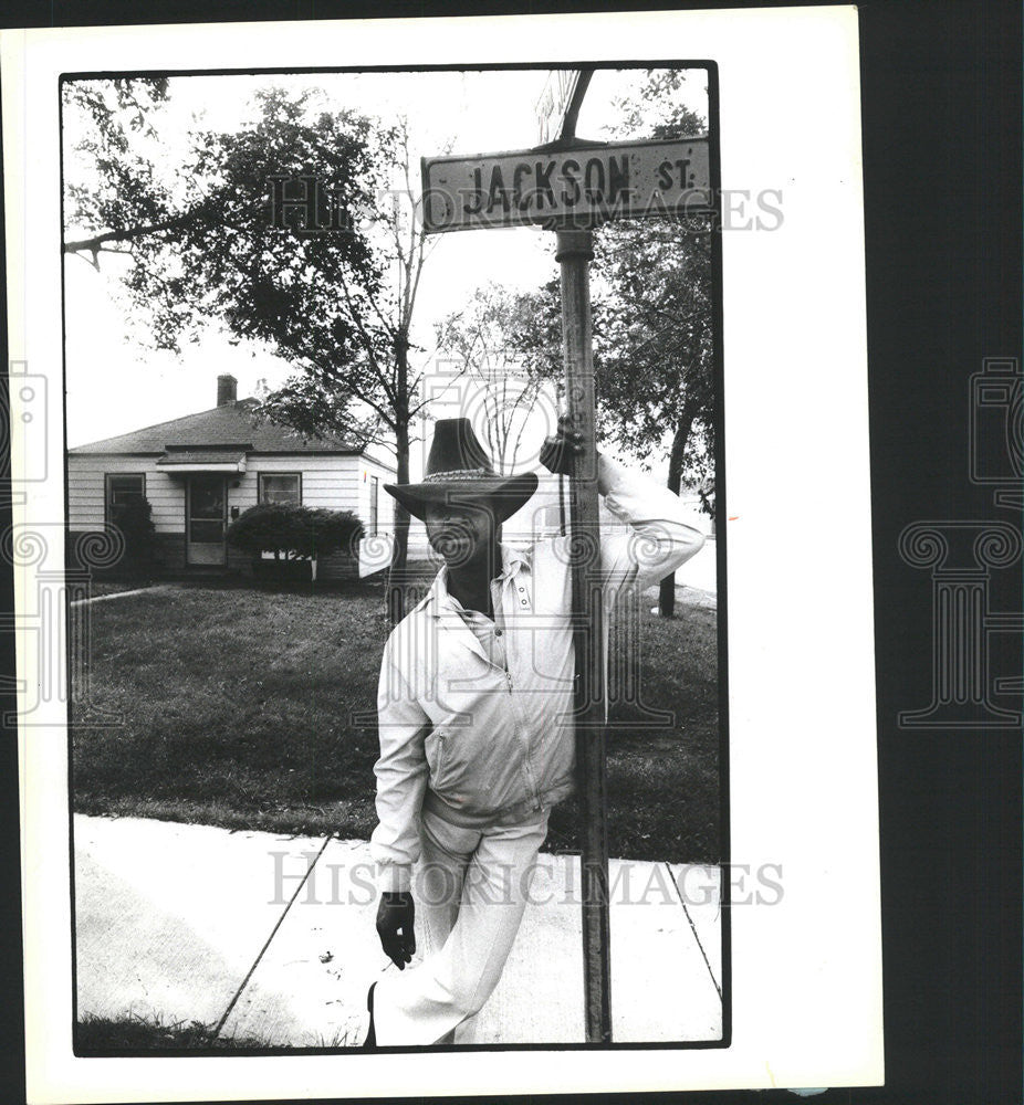 1984 Press Photo Johnny Jackson Cousin Michael Jackson Little House Gary Family - Historic Images