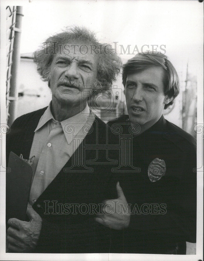 1979 Press Photo Jonathan Harris Portray Doctor Dennis Dugans Play Police Cover - Historic Images