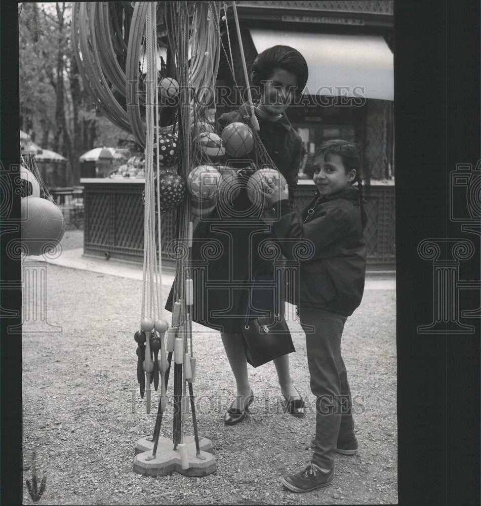 1967 Press Photo Mrs. Kenneth Harris - Historic Images