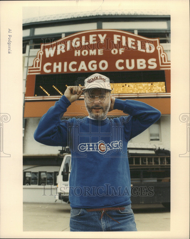 1990 Press Photo Rich Harris Roger Park resident Wrigley field Chicago Cubs beat - Historic Images
