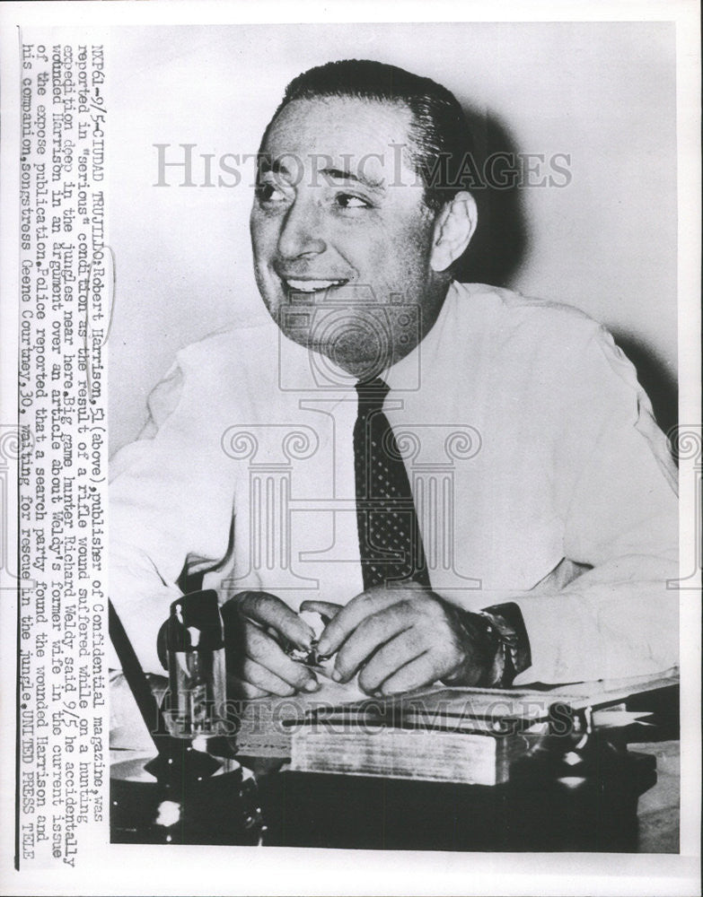 1955 Press Photo Robert Harrison publisher Confidential magazine jungle rifle - Historic Images