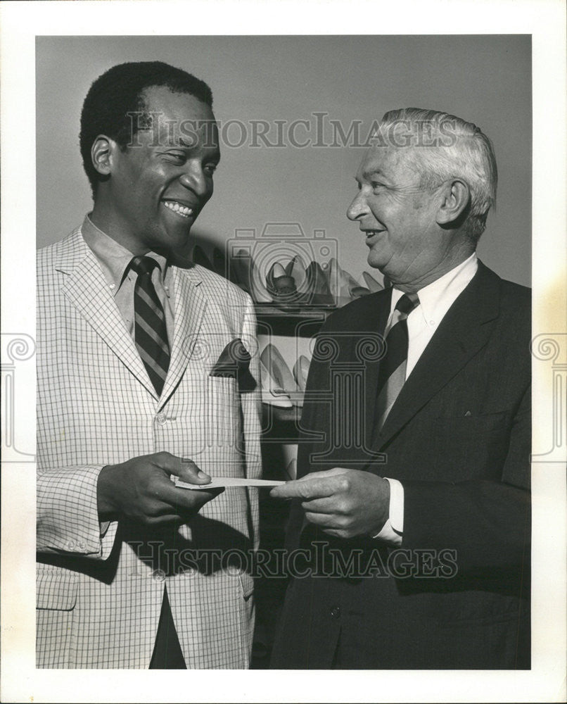 1969 Press Photo WH Harrison Jr president O&#39;Connor and Goldberg Shoe Company - Historic Images
