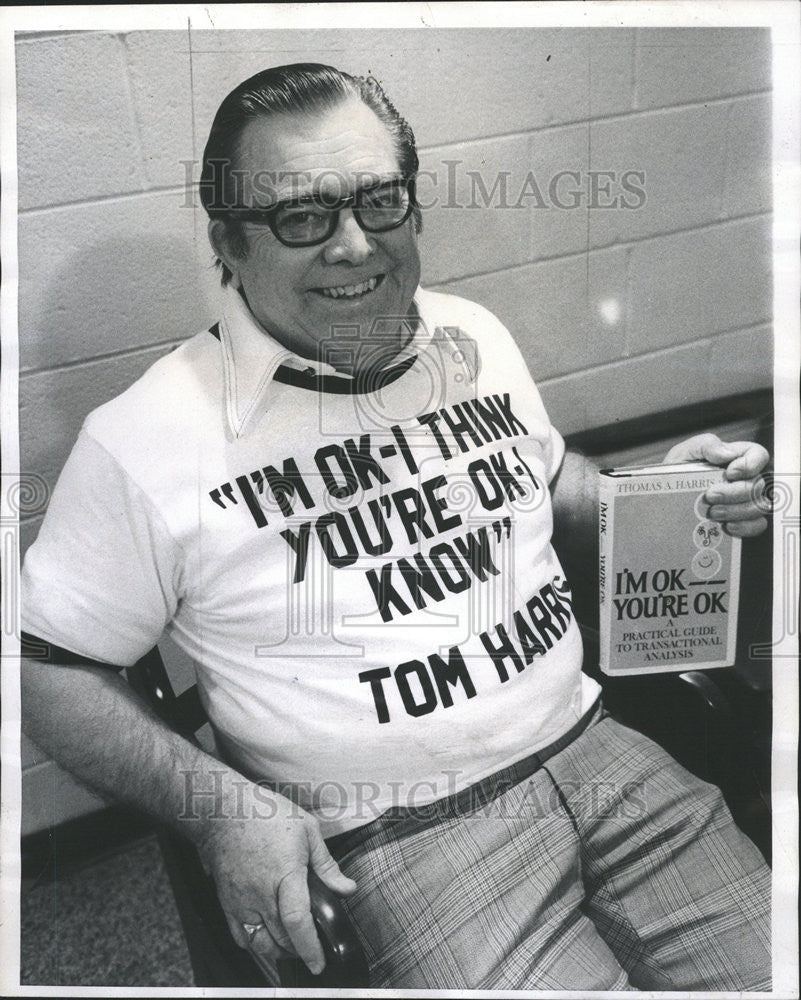 1973 Press Photo Dr Thomas Harris Tee shiret book title Foo Roy Larson - Historic Images