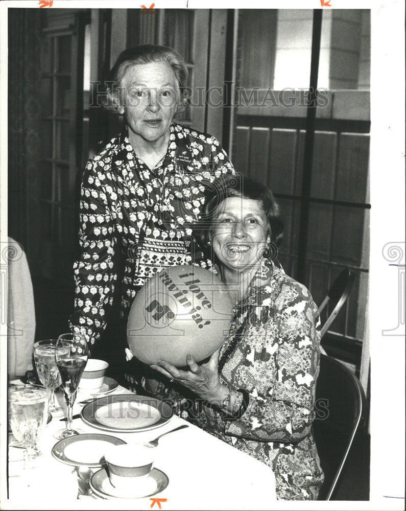 1977 Press Photo Ho Harris Co chairman Trees Ravinia program Dorothy Maiman - Historic Images