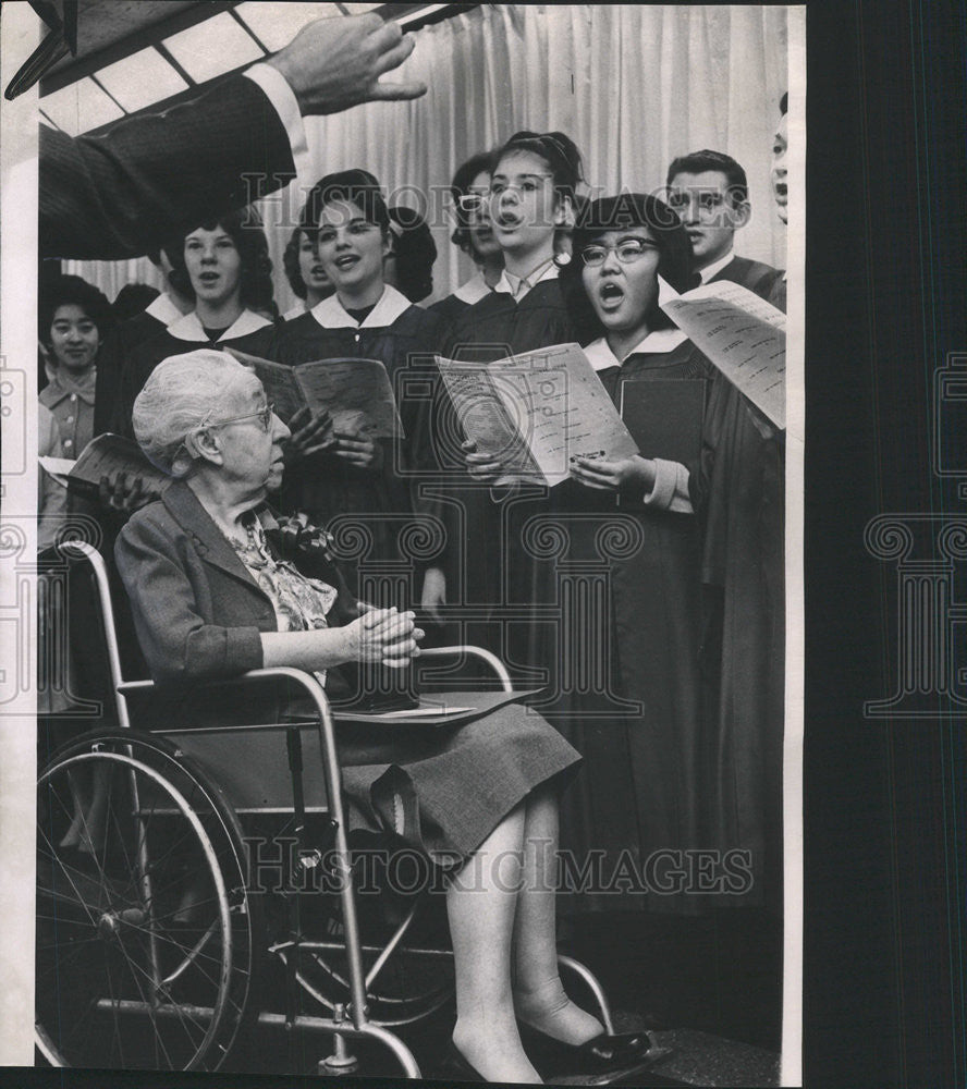 1963 Press Photo Miss Helen Harris Orrington Hotel year Senn Glee Club Serenaded - Historic Images