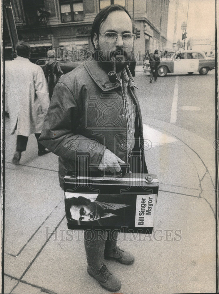 1975 Press Photo Douglas Harris Chicago city employee Richard Daley Mayor - Historic Images