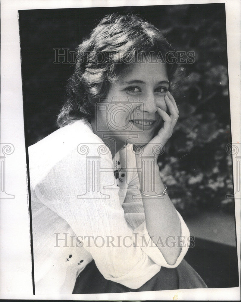 1975 Press Photo Actress Harriet Hall film star Goodman Theater Thornton Wilder - Historic Images