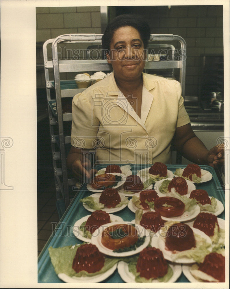 1987 Press Photo Mother Central community Hospital supervisor food Tempie Blue - Historic Images