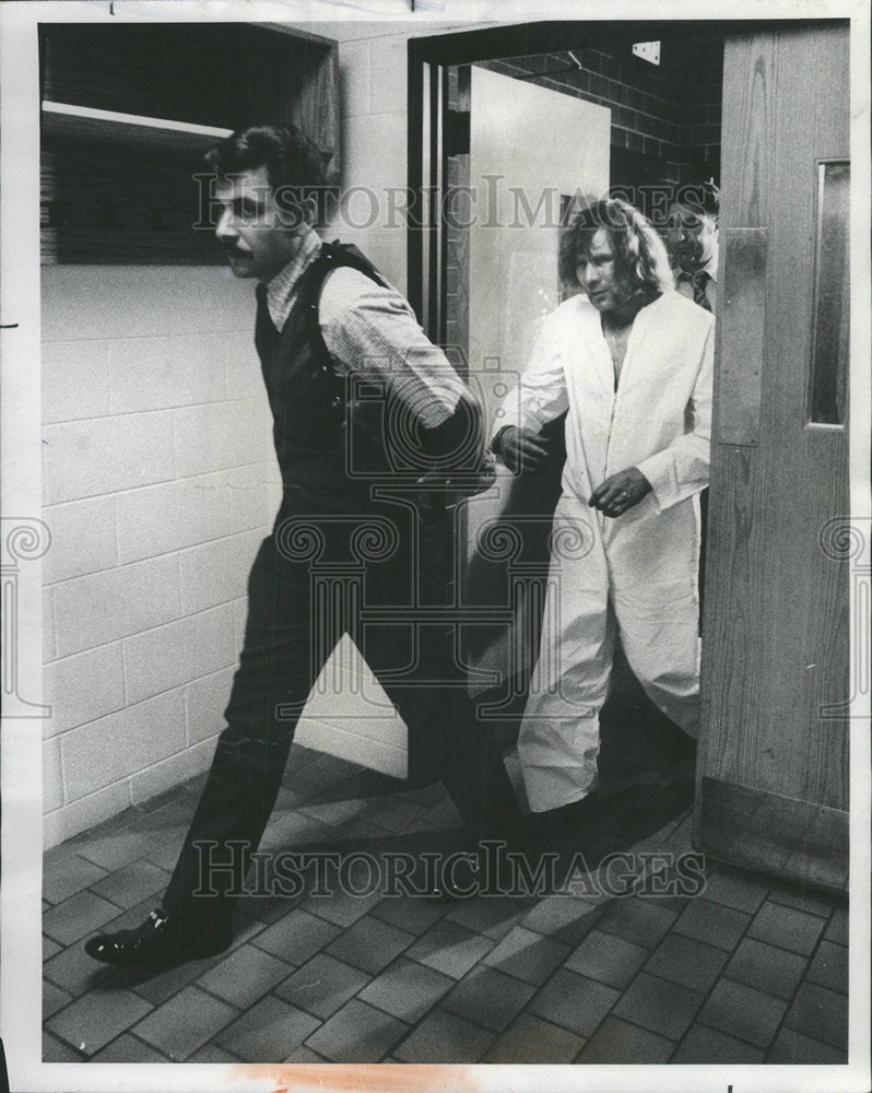 1976 Press Photo Murder suspect Melvin Hampton investigator Lee Epplan Room Area - Historic Images