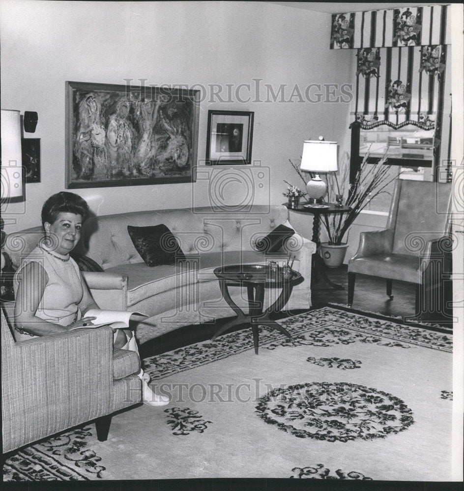 1971 Press Photo Mrs. Cecile Harris Interior designer  Beige carpet - Historic Images