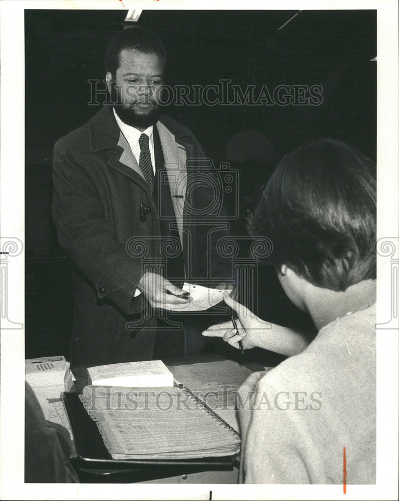 1981 Press Photo Harrington Vote Officer Politician Government Election Barry - Historic Images