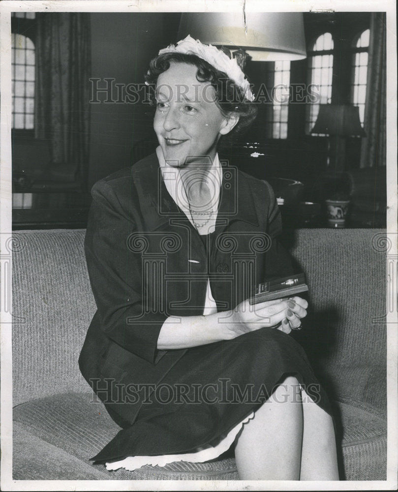 1962 Press Photo Barbara Ward Two Shift School America splurge Car garages - Historic Images