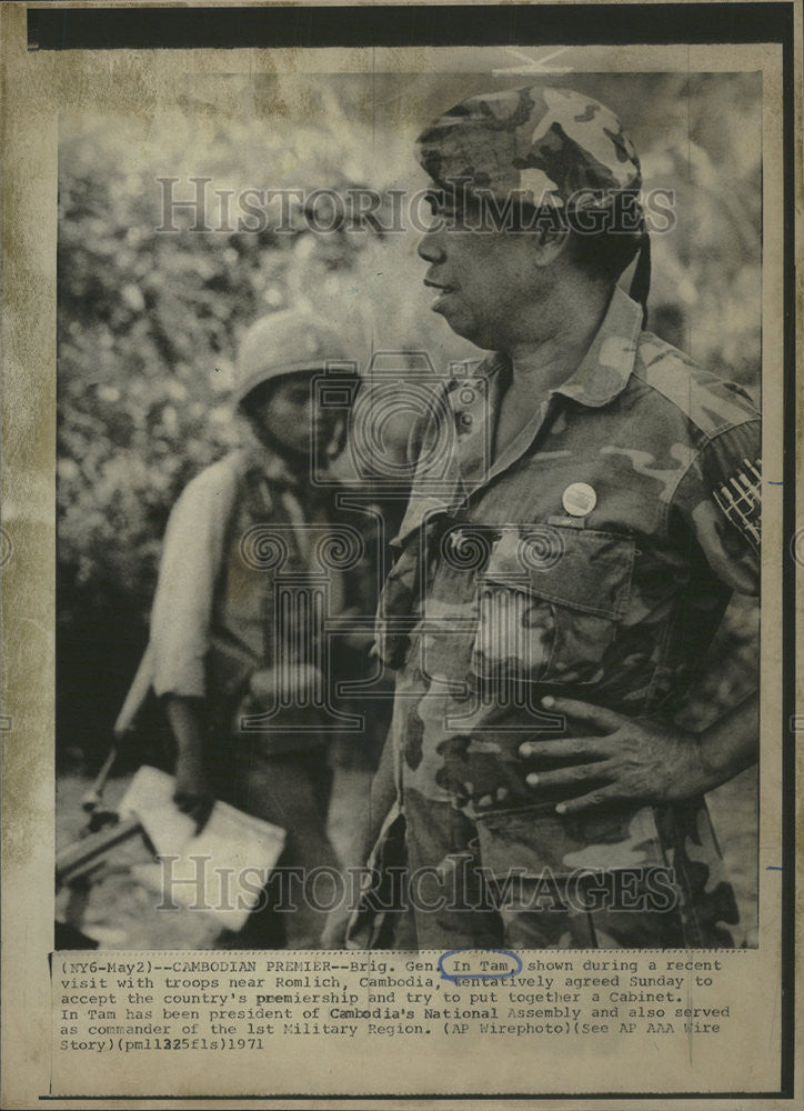 1971 Press Photo Cambodian Premier Brig General In Tam Romlich troops Military - Historic Images