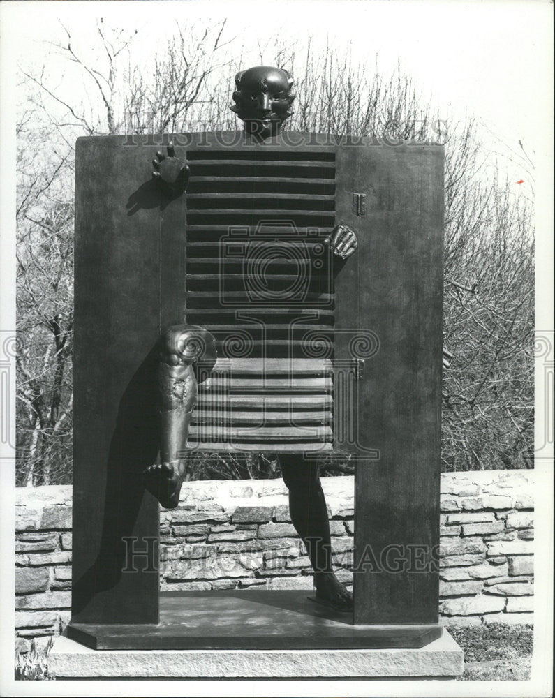 1975 Press Photo Ipouteguy Hirshhorn Museum Sculpture Garden - Historic Images