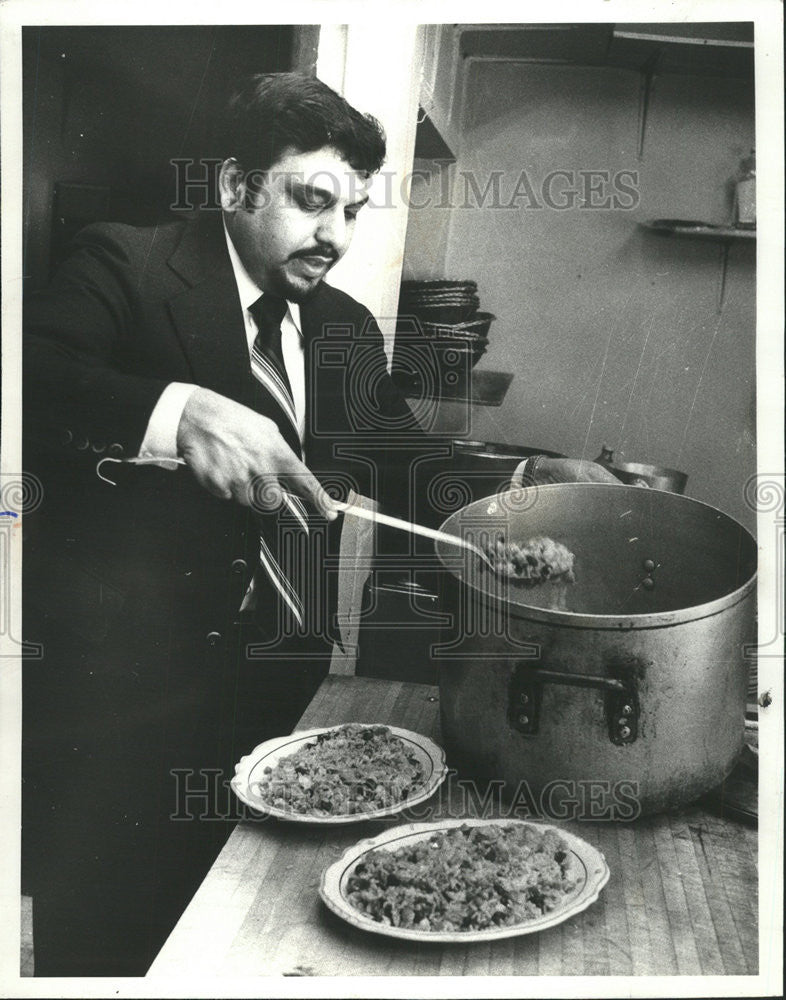 1977 Press Photo Barry Irani Taj Mahal Restaurant Owner Chicago - Historic Images