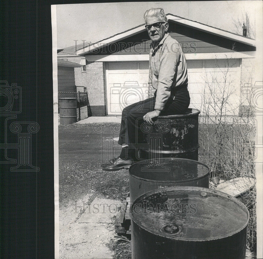 1973 Press Photo William Hatfield Writer Ingersole Gallon drums - Historic Images