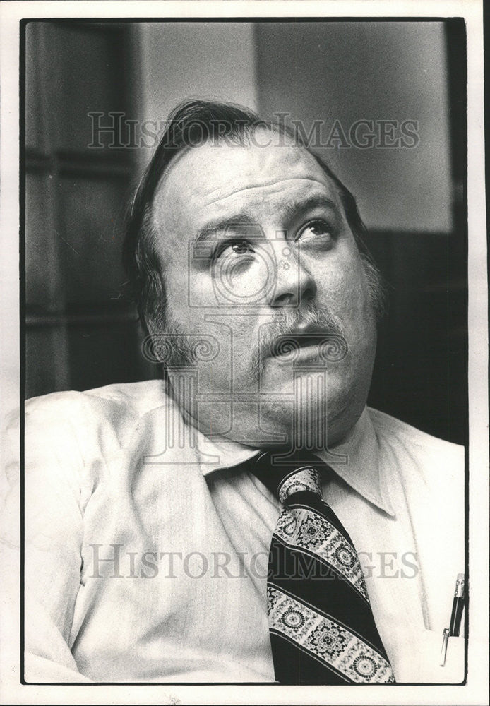 1981 Press Photo Terry Gratz Worker Hustled Chrysler Corporation Plant Thursday - Historic Images