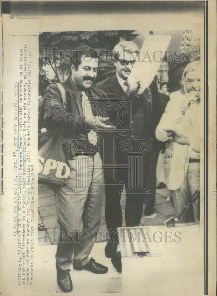 1969 Press Photo Writer Gunter Grass Germany street Munich Brandt Social Germany - Historic Images