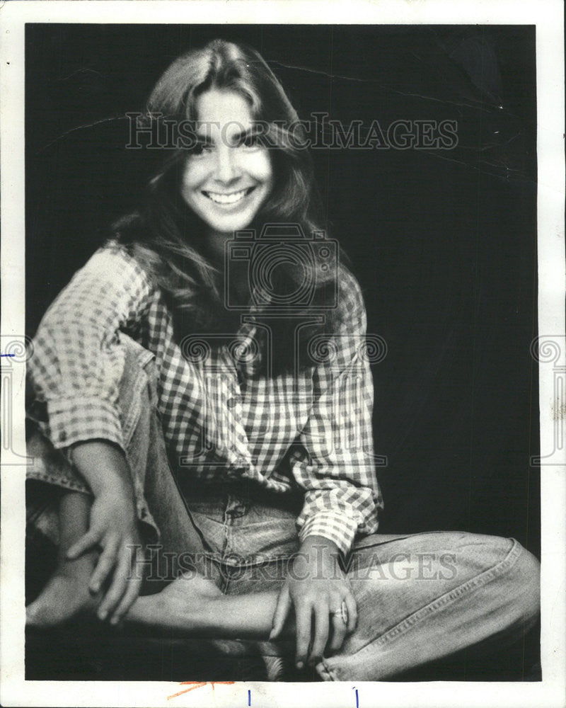 1976 Press Photo Marilyn Hassett Natural Life Thrives Fruit Vegetables - Historic Images