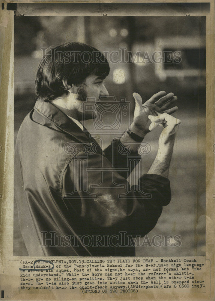 1971 Press Photo Football Coach Nerm Hawkes Pennsylvania School Sign Language - Historic Images