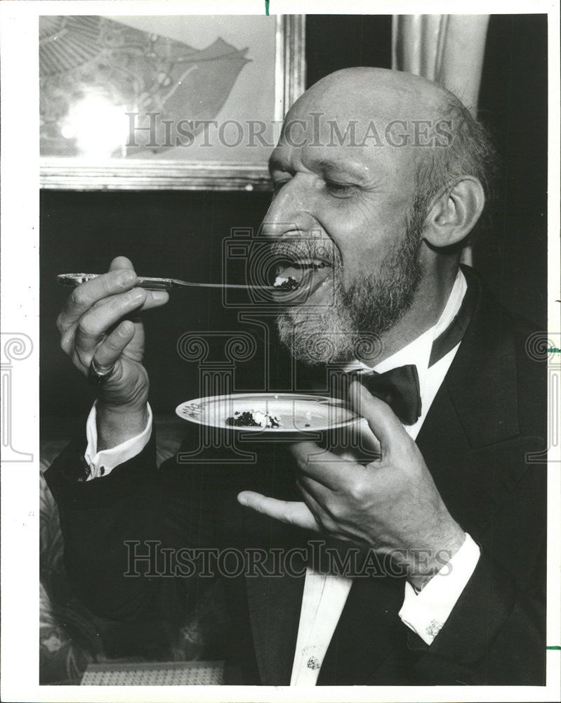 1984 Press Photo Doctor Saul Haskell Orthopedist Chicago - Historic Images