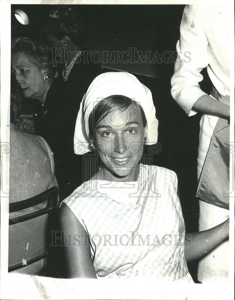 1964 Press Photo Mrs. Richard Harza Chicago Maternity Center Fashion Show - Historic Images