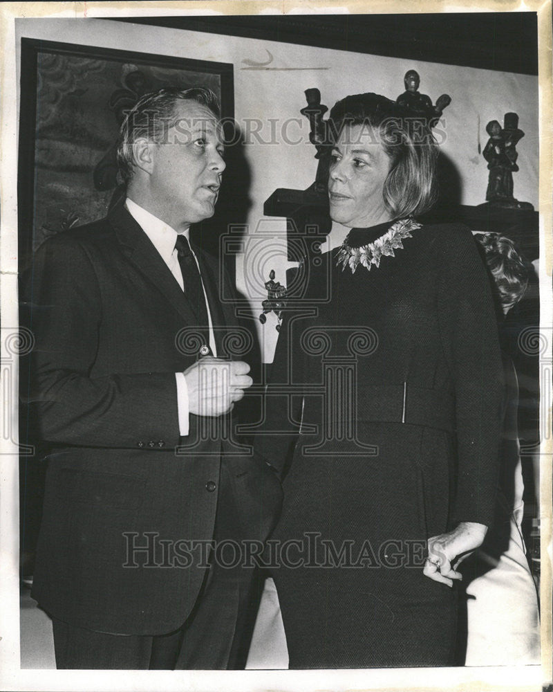 1969 Press Photo Norman Ross and Mrs. Daggett Harvey - Historic Images