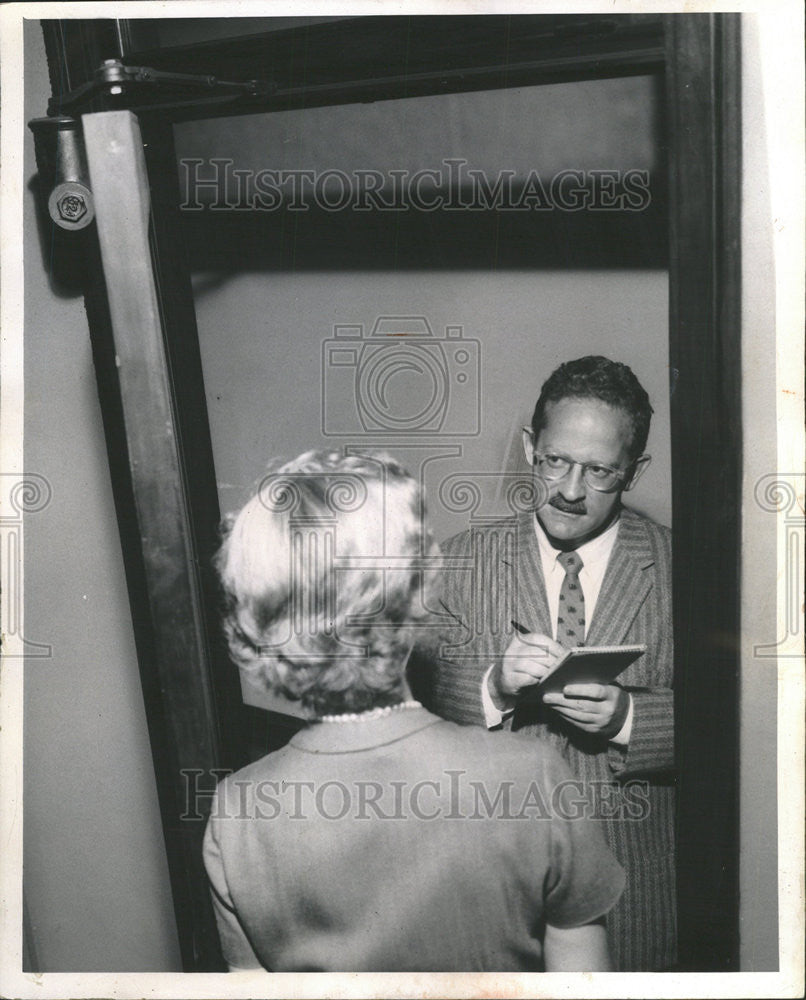 1960 Press Photo Reporter Robert Gruenberg Chicago Political Journalist - Historic Images