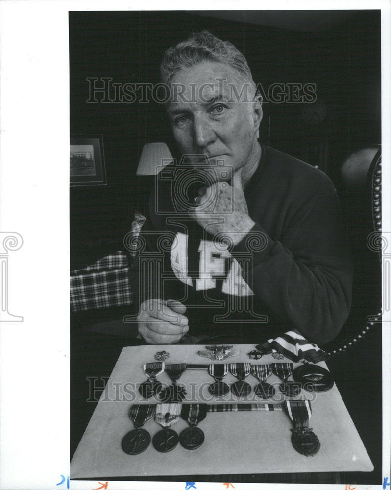 1993 Press Photo George guderly Air Force major POW WWII medal Nazi Prisoner - Historic Images