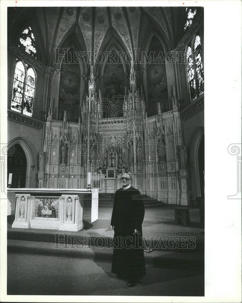 1982 Press Photo Father Bernard Guenther Alphonsus Catholic Church - Historic Images