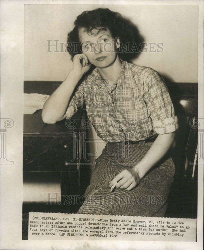 1953 Press Photo Miss Betty Jeane Gruver Police Headquarters - Historic Images