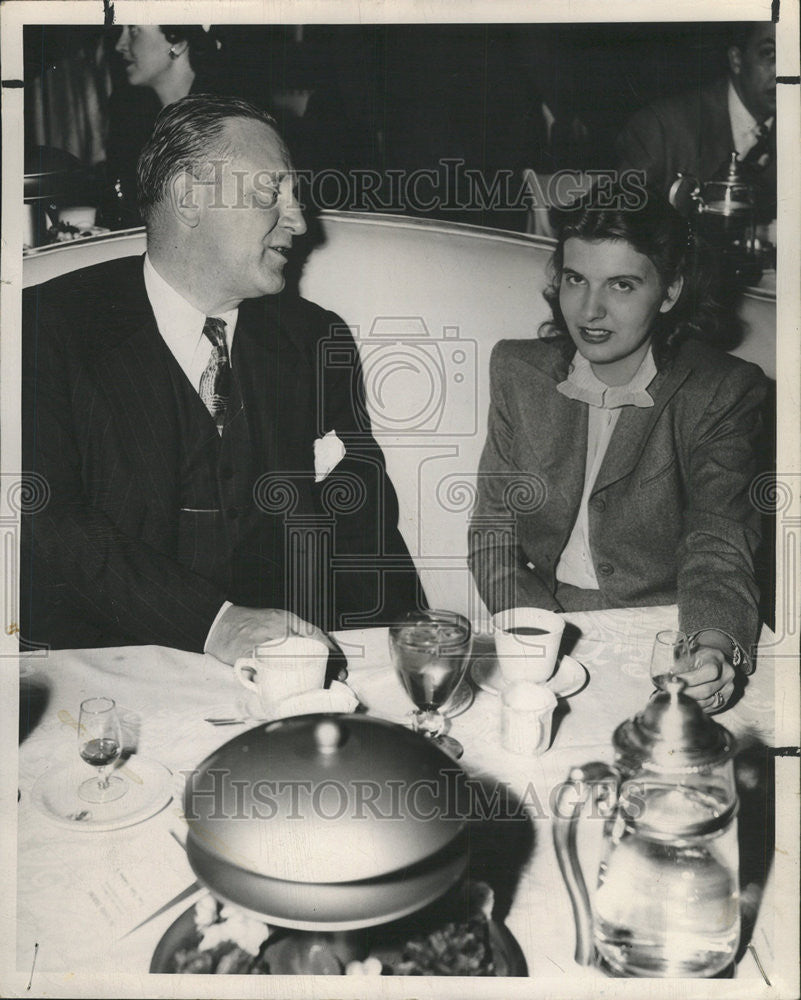 1948 Press Photo John Gunther Inside Books Author - Historic Images