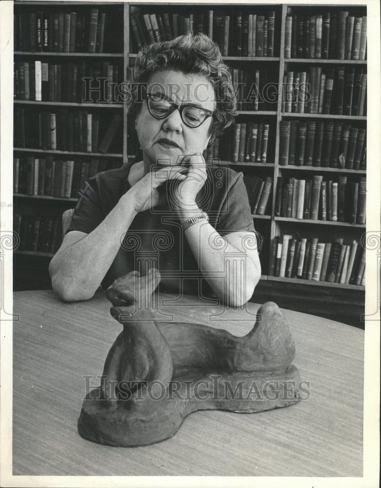 Press Photo Esther Garewitz Chicago sculptress surgery Lakeview branch Belmont - Historic Images